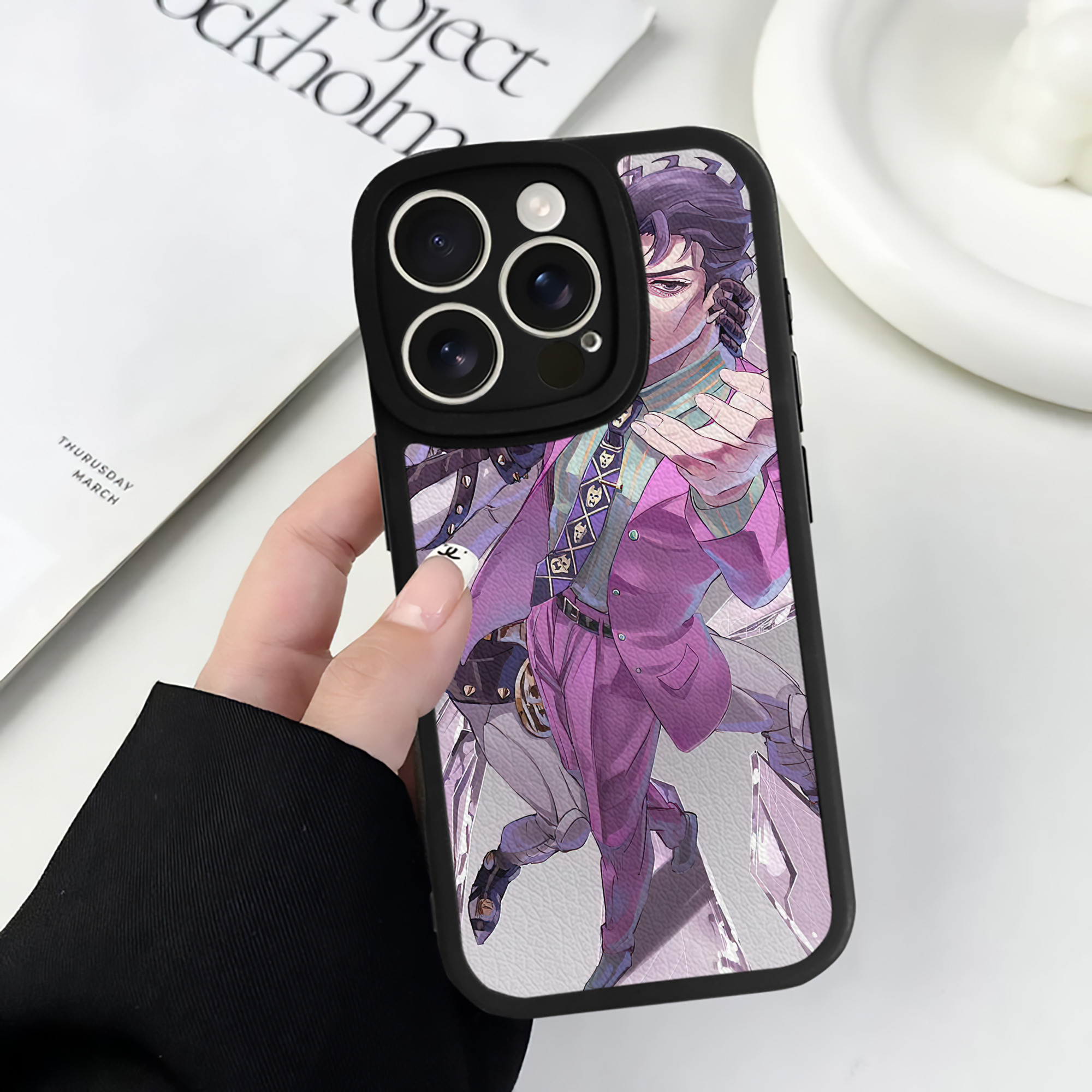 （画像用） ジョジョの奇妙な冒険 JoJo's Bizarre Adventure 【iPhone 16シリーズ対応】シリコンスマホケース（レザー調） 材質：シリコン
